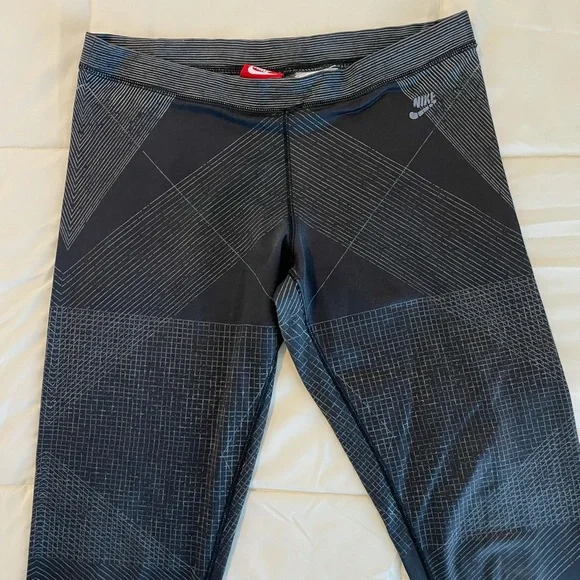 Nike Black & Gray Abstract Leggings - Picture 6 of 7